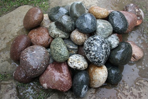 Kamenclub.ru: Галька окат (цветная картошка) фр. 50-100 мм. купить  в Люберцах галька природная окатанная серый белый цветной синий темно-серый коричневый округлый галечник окатанный 6800 руб/т   фото КАМЕНЬ КЛУБ