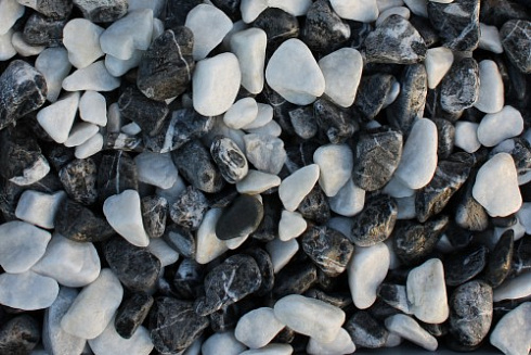 Kamenclub.ru: Мраморная крошка (щебень галтованный микс:зеленый-черный) фр.10-20 мм.  купить в Люберцах мрамор зеленый, черный декоративные ландшафтные окатанные округлые камни щебня 14500 руб/т   фото КАМЕНЬ КЛУБ