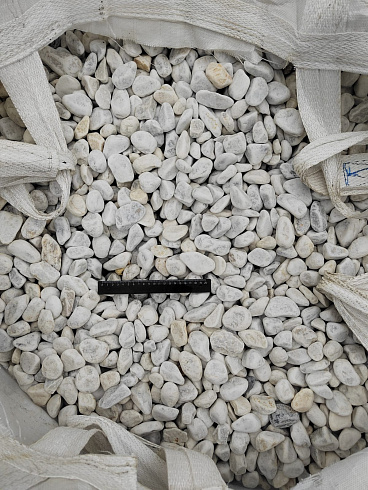 Kamenclub.ru: Мраморная крошка (щебень галтованный белый) фр.40-70 мм.  купить в Люберцах мрамор белый молочный айвори окатанный округлый природный камень 17000 руб/т   фото КАМЕНЬ КЛУБ