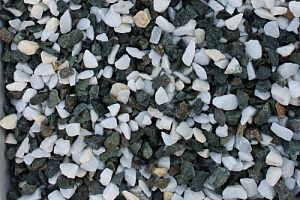 Kamenclub.ru: Мраморная крошка (щебень крошка микс: белый-зеленый) фр. 10-20 мм.  купить в Люберцах мрамор белый, зеленый каменная ландшафтная декоративная крошка щебня 9500 руб/т   фото КАМЕНЬ КЛУБ