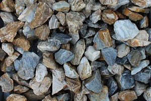 Kamenclub.ru: Мраморная крошка (щебень крошка медовый) фр. 20-40 мм.  купить в Люберцах мрамор бежевый рыжий желтый ландшафтная мраморная крошка 12000 руб/т   фото КАМЕНЬ КЛУБ