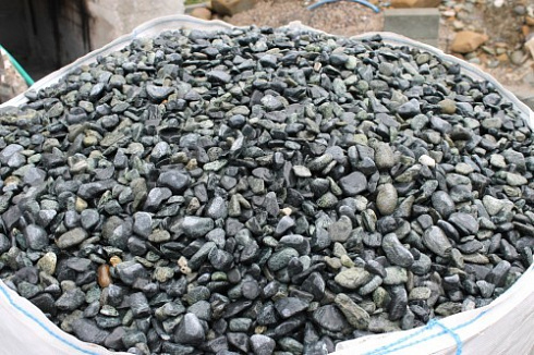 Kamenclub.ru: Щебень галтованный зеленый (змеевик) фр. 20-40 мм.  купить в Люберцах мрамор зеленый, салатовый оголтованный щебень мраморный 12500 руб/т   фото КАМЕНЬ КЛУБ