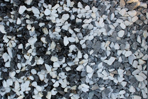Kamenclub.ru: Мраморная крошка (щебень крошка микс : черный-белый) фр. 10-20 мм.  купить в Люберцах мрамор белый, черный каменная декоративная крошка ландшафтная 12000 руб/т   фото КАМЕНЬ КЛУБ