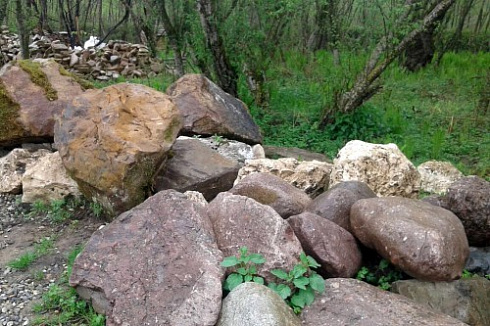 Kamenclub.ru: Конгломераты фр. 300-1000 мм.  купить в Люберцах кварц мрамор диабаз коричневый, серый зеленоватый речной валун крупный 6500 руб/т   фото КАМЕНЬ КЛУБ