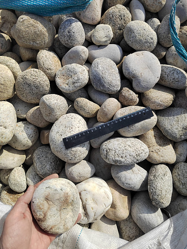 Kamenclub.ru: Галька речная окат (серо-белая) фр. 70-120 мм купить  в Люберцах галька галечник бело-серая, серо-белая, серая, белая речная природная галька  8000 руб/т   фото КАМЕНЬ КЛУБ