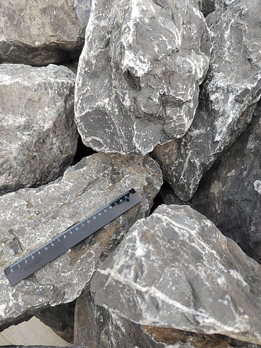 Kamenclub.ru: Черный мрамор скальник фр. 100-500 мм.  купить в Люберцах мрамор черный белый серый крупный колотый валун ландшафтный 8500 руб/т   фото КАМЕНЬ КЛУБ