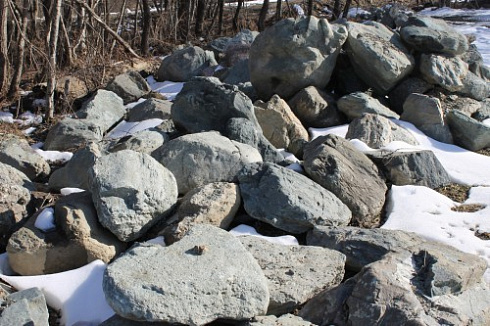 Kamenclub.ru: Гранит скальник (серо-зеленый) фр. 500-1500 мм.  купить в Люберцах гранит мрамор  серый зеленый темно-серый глыба скальная колотая ландшафтная 7 500 руб/т   фото КАМЕНЬ КЛУБ