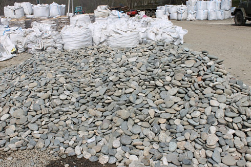 Kamenclub.ru: Галька речная плоская (серо-белая) фр. 70-120 мм. купить  в Люберцах галька галечник речной серый, белый окатанная плоская  природная галька 9000 руб/т   фото КАМЕНЬ КЛУБ