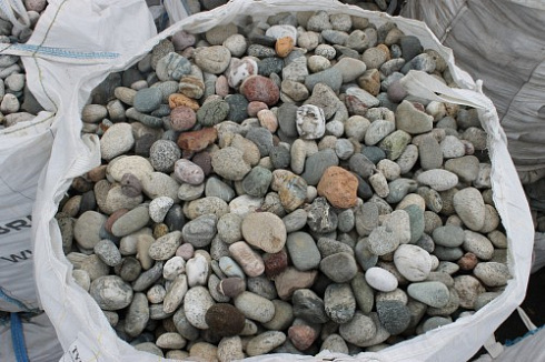 Kamenclub.ru: Галька окат (цветная картошка) фр. 50-100 мм. купить  в Люберцах галька природная окатанная серый белый цветной синий темно-серый коричневый округлый галечник окатанный 6800 руб/т   фото КАМЕНЬ КЛУБ
