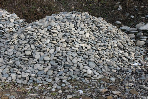 Kamenclub.ru: Галька речная плоская (ассорти) фр. 70-150 мм. купить  в Люберцах галька галечник серый белый темно-серый синий светло-серый плоская природная галька  9000 руб/т   фото КАМЕНЬ КЛУБ