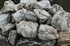 Kamenclub.ru: Мраморизированный известняк фр. 100-500 мм.  купить в Люберцах известняк серый белый темно-серый сероватый валун природного образования окатанный 10500 руб/т   фото КАМЕНЬ КЛУБ