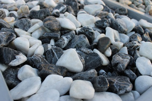 Kamenclub.ru: Мраморная крошка (щебень галтованный микс:: белый-черный) фр.20-40 мм  купить в Люберцах мрамор белый, черный мраморный галтованный щебень 15500 руб/т   фото КАМЕНЬ КЛУБ