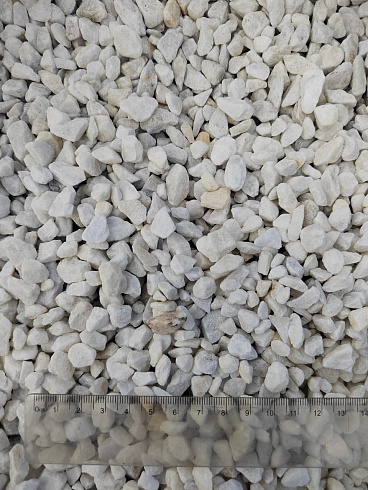 Kamenclub.ru: Мраморная крошка, щебень, цвет-белый, фр. 5-10 мм.  купить в Люберцах мрамор белый, айвори, молочный мраморная каменная крошка ландшафтная 12000 руб/т   фото КАМЕНЬ КЛУБ
