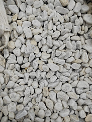 Kamenclub.ru: Мраморная крошка (щебень галтованный белый) фр.40-70 мм.  купить в Люберцах мрамор белый молочный айвори окатанный округлый природный камень 17000 руб/т   фото КАМЕНЬ КЛУБ