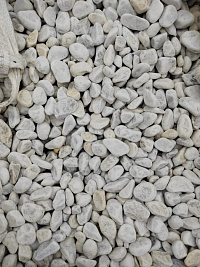 Kamenclub.ru: Мраморная крошка (щебень галтованный белый) фр.40-70 мм.  купить в Люберцах мрамор белый молочный айвори окатанный округлый природный камень 17000 руб/т   фото КАМЕНЬ КЛУБ