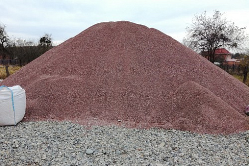 Kamenclub.ru: Мраморная крошка (щебень крошка розовый) фр. 5-10 мм.  купить в Люберцах мрамор розовый, красный щебень колотый ландшафтный декоративный  11000 руб/т   фото КАМЕНЬ КЛУБ