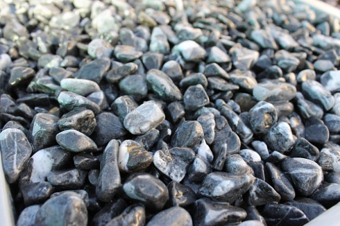 Kamenclub.ru: Щебень галтованный черный (мрамор) фр.10-20 мм.  купить в Люберцах мрамор черный с белыми прожилками, черный, белый окатанный округлый ландшафтный декоративный щебень 15000 руб/т   фото КАМЕНЬ КЛУБ