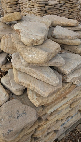 Kamenclub.ru: Песчаник пластушка галтованный желтый с рисунком (3 см)  купить в Люберцах плитняк - пластушка желтый песчаник 21000 руб/м3   фото КАМЕНЬ КЛУБ