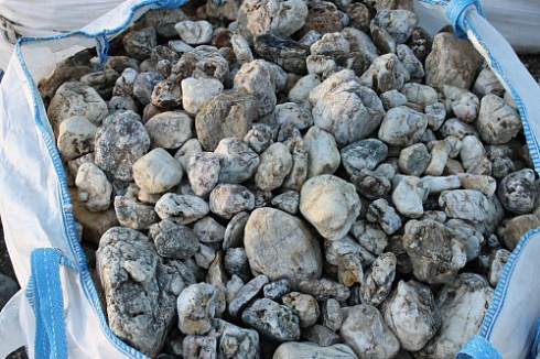 Kamenclub.ru: Кварцевый валунчик фр.100-300 мм.  купить в Люберцах кварц белый, бежевый молочный рыжий крупный природный камень галечник 7850 руб/т   фото КАМЕНЬ КЛУБ