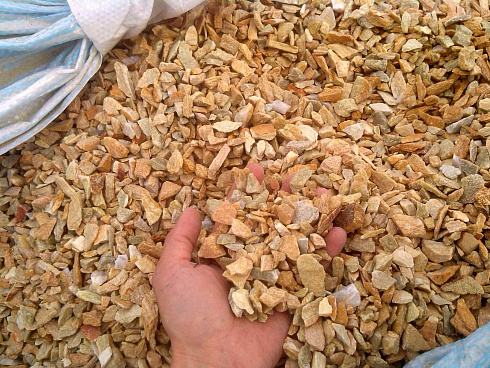 Kamenclub.ru: Щебень крошка желтый (ЗЛАТОЛИТ) фр. 20-40 мм.  купить в Люберцах златолит бежевый, золотистый, желтый декоративная каменная крошка 10800 руб/т   фото КАМЕНЬ КЛУБ