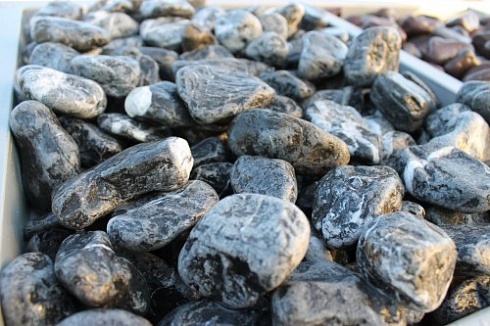 Kamenclub.ru: Щебень галтованный черный (мрамор) фр. 50-100 мм.  купить в Люберцах мрамор черный с белыми прожилками щебень ландшафтный мраморный 15000 руб/т   фото КАМЕНЬ КЛУБ