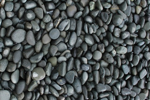 Kamenclub.ru: Галька речная окат (темно-серая) фр. 70-150 мм. купить  в Люберцах галька речная темно-серая, синяя, серая речная галька округлая  8000 руб/т   фото КАМЕНЬ КЛУБ