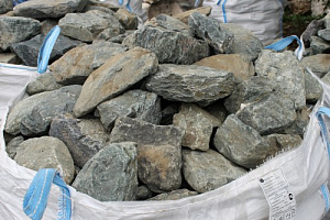 Kamenclub.ru: Гранит скальник (серо-зеленый) фр. 100-500 мм.  купить в Люберцах гранит зеленый, серый, салатовый крупный ландшафтный валун 6 000 руб/т   фото КАМЕНЬ КЛУБ