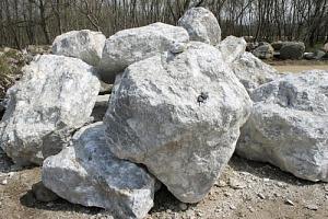 Kamenclub.ru: Мраморизированный известняк фр.500-1500 мм.  купить в Люберцах    10000 руб/т   фото КАМЕНЬ КЛУБ