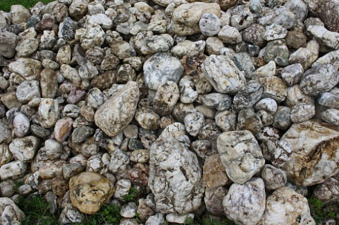 Kamenclub.ru: Кварцевый валунчик фр.100-300 мм.  купить в Люберцах кварц белый, бежевый молочный рыжий крупный природный камень галечник 7850 руб/т   фото КАМЕНЬ КЛУБ