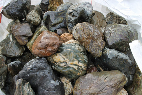 Kamenclub.ru: Ландшафтные валунчики фр.100-500 мм.  купить в Люберцах крупный природный камень серый, темно-серый, светло-серый речной валун крупный 4800 руб/т   фото КАМЕНЬ КЛУБ