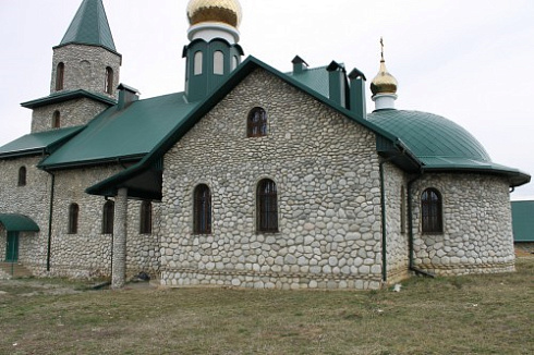 Kamenclub.ru: Галька речная плоская (бело-серая) фр. 100-200-300 мм. купить  в Люберцах галька речная плоская серый, белый, бело-серый, серо-белый речная галька плоская  9000 руб/т   фото КАМЕНЬ КЛУБ