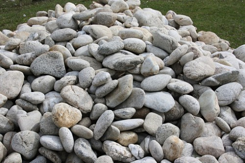 Kamenclub.ru: Бело-серый валунчик фр.100-300 мм.  купить в Люберцах крупный камень для ландшафта серый, белый бело-серый валун крупная галька 4500 руб/т   фото КАМЕНЬ КЛУБ