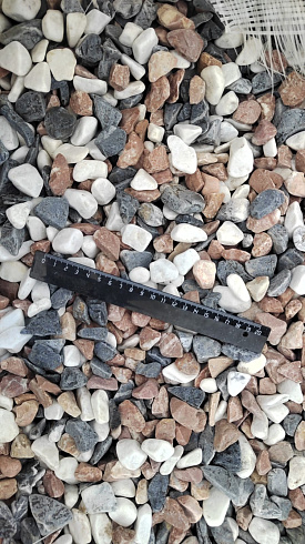 Kamenclub.ru: Мраморная крошка (щебень галтованный микс:белый-зеленый-розовый) фр.20-40 мм.  купить в Люберцах мрамор белый, зеленый, розовый мрамор декоративный (галтовка) 15500 руб/т   фото КАМЕНЬ КЛУБ