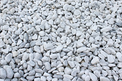 Kamenclub.ru: Мраморная крошка (щебень галтованный белый) фр.10-20 мм.  купить в Люберцах мрамор белый, молочный, айвори окатанный округлый декоративный ландшафтный щебень 17000 руб/т   фото КАМЕНЬ КЛУБ