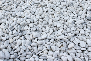 Kamenclub.ru: Мраморная крошка (щебень галтованный белый) фр.10-20 мм.  купить в Люберцах мрамор белый, молочный, айвори окатанный округлый декоративный ландшафтный щебень 17000 руб/т   фото КАМЕНЬ КЛУБ
