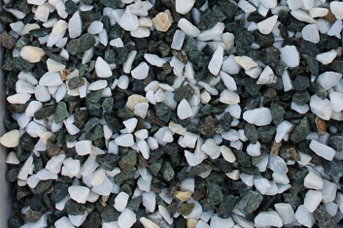 Kamenclub.ru: Мраморная крошка (щебень крошка микс: белый-зеленый-розовый) фр. 10-20 мм.  купить в Люберцах мрамор белый, зеленый, розовый декоративный ландшафтный колотый щебень 12000 руб/т   фото КАМЕНЬ КЛУБ