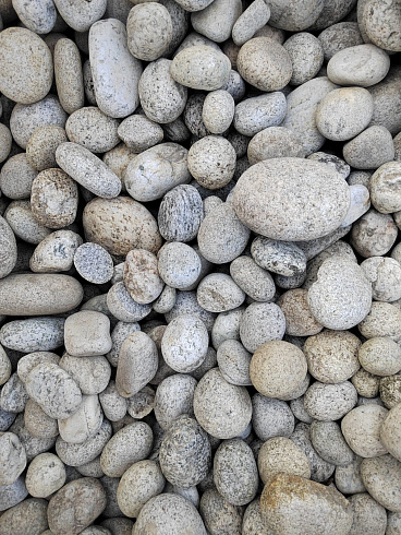 Kamenclub.ru: Галька речная окат (серо-белая) фр. 70-120 мм купить  в Люберцах галька галечник бело-серая, серо-белая, серая, белая речная природная галька  8000 руб/т   фото КАМЕНЬ КЛУБ