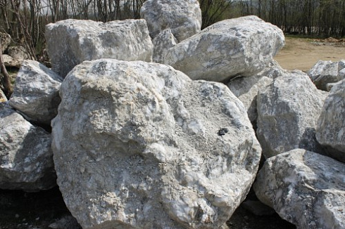 Kamenclub.ru: Мраморизированный известняк фр.500-1500 мм.  купить в Люберцах    10000 руб/т   фото КАМЕНЬ КЛУБ