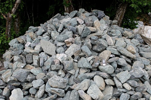 Kamenclub.ru: Гранит скальник (серо-зеленый) фр. 100-500 мм.  купить в Люберцах гранит зеленый, серый, салатовый крупный ландшафтный валун 6 000 руб/т   фото КАМЕНЬ КЛУБ