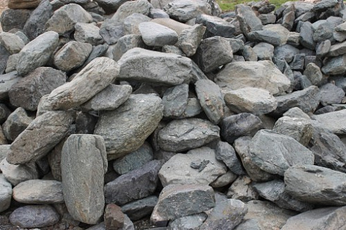 Kamenclub.ru: Гранит скальник (серо-зеленый) фр. 100-500 мм.  купить в Люберцах гранит зеленый, серый, салатовый крупный ландшафтный валун 6 000 руб/т   фото КАМЕНЬ КЛУБ