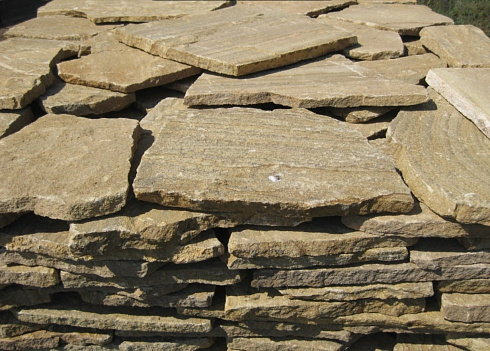 Kamenclub.ru: Песчаник пластушка желтый с рисунком (3 см)  купить в Люберцах песчаник желтый с рисунком, рыжий, желтый песчаник пластушка ландшафтная рваная 8 500 руб/м3   фото КАМЕНЬ КЛУБ