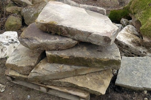 Kamenclub.ru: Песчаник плиты - плахи - пошаговые дорожки (фр. 70-150 мм)  купить в Люберцах песчаник серый бежевый желтый зеленый колотый песчаник строительный 6500 руб/т   фото КАМЕНЬ КЛУБ