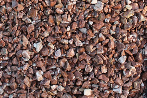 Kamenclub.ru: Мраморная крошка (щебень галтованный розовый) фр.5-10 мм.  купить в Люберцах мрамор розовый, красный окатанный мраморный щебень декоративный ландшатфный 15000 руб/т   фото КАМЕНЬ КЛУБ