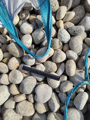 Kamenclub.ru: Галька речная окат (серо-белая) фр. 70-120 мм купить  в Люберцах галька галечник бело-серая, серо-белая, серая, белая речная природная галька  8000 руб/т   фото КАМЕНЬ КЛУБ