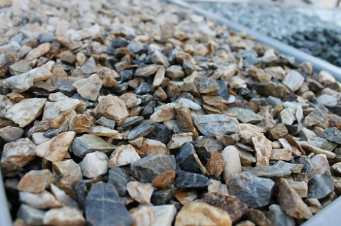 Kamenclub.ru: Мраморная крошка (щебень крошка медовый), фр. 10-20 мм.  купить в Люберцах песчаник бежевый, серый каменная ландшафтная крошка  12000 руб/т   фото КАМЕНЬ КЛУБ