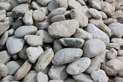 Kamenclub.ru: Бело-серый валунчик фр.100-300 мм.  купить в Люберцах крупный камень для ландшафта серый, белый бело-серый валун крупная галька 4500 руб/т   фото КАМЕНЬ КЛУБ