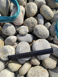 Kamenclub.ru: Галька речная окат (серо-белая) фр. 70-120 мм купить  в Люберцах галька галечник бело-серая, серо-белая, серая, белая речная природная галька  8000 руб/т   фото КАМЕНЬ КЛУБ