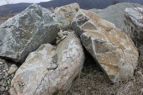 Kamenclub.ru: Гранит скальник (серо-зеленый) фр. 500-1500 мм.  купить в Люберцах гранит мрамор  серый зеленый темно-серый глыба скальная колотая ландшафтная 7 500 руб/т   фото КАМЕНЬ КЛУБ