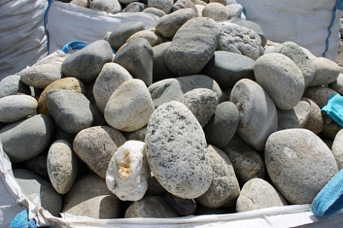 Kamenclub.ru: Речной валун (Ассорти) фр.100-300 мм.  купить в Люберцах галечник серый, темно-серый, светло-серый речная галька крупных размеров 4200 руб/т   фото КАМЕНЬ КЛУБ