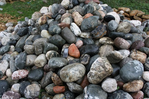 Kamenclub.ru: Ландшафтные валунчики фр.100-500 мм.  купить в Люберцах крупный природный камень серый, темно-серый, светло-серый речной валун крупный 4800 руб/т   фото КАМЕНЬ КЛУБ